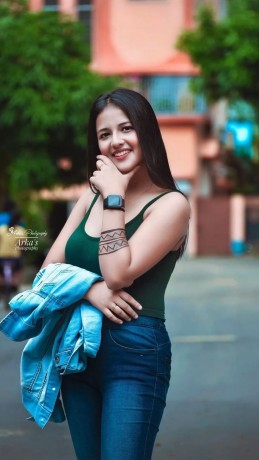 Smiling call girl Karachi